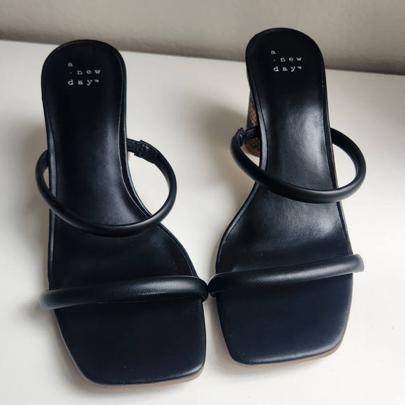 A New Day Block Heel - Picture 2 of 8